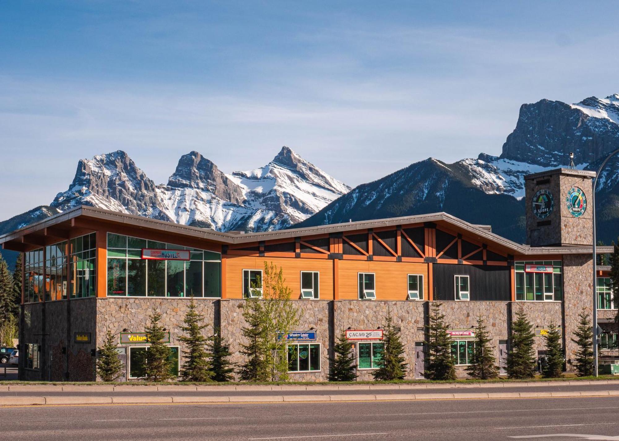 Canmore Downtown Hostel ภายนอก รูปภาพ